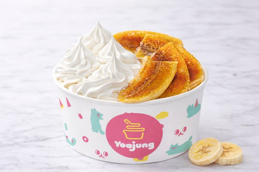 烤蕉糖 Yoajung 將香脆焦糖香蕉搭配優格冰，口感甜香有層次 。