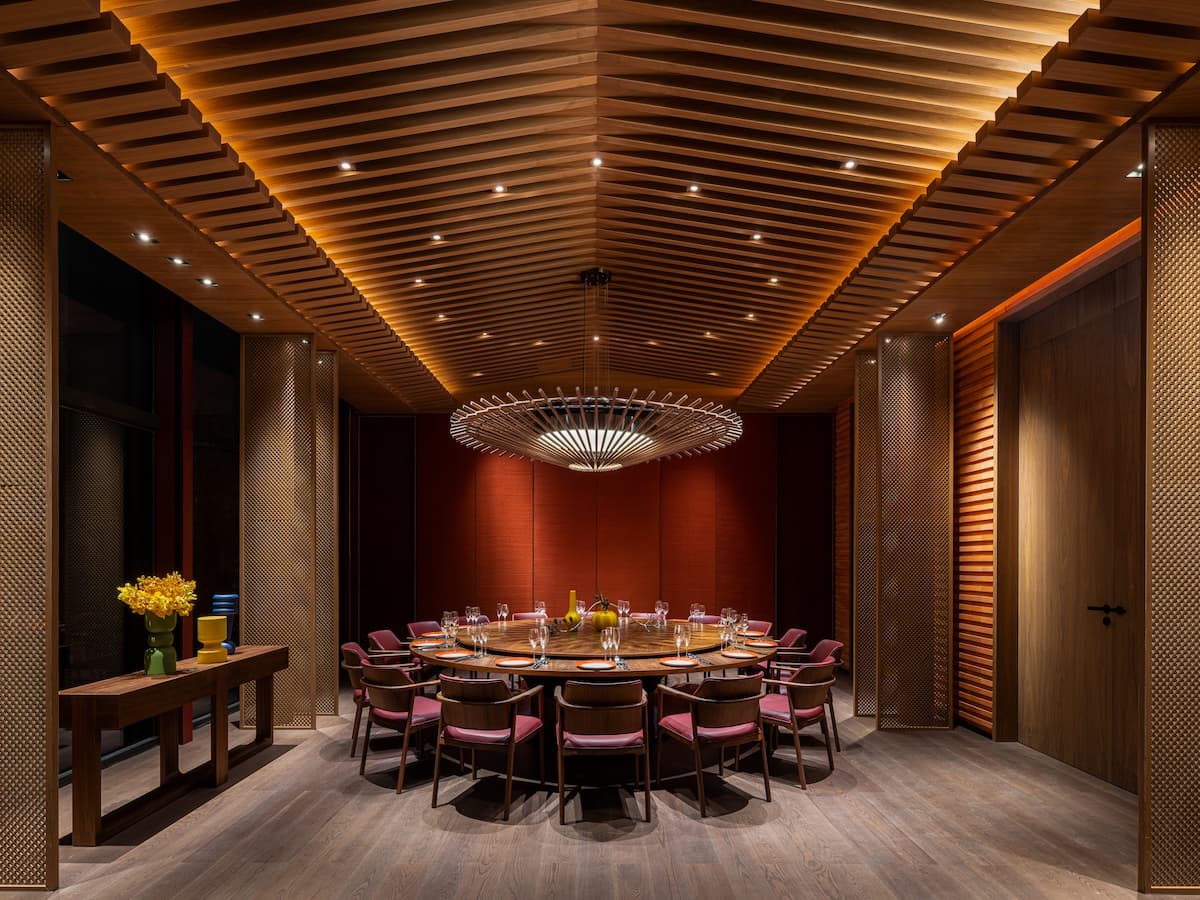 至寶軒則於初一至初三晚餐期間推出「金馬揚蹄10人桌菜」每桌$26,888+10_，點購之賓客同享果汁無限暢飲以及每桌加贈紅酒乙瓶，