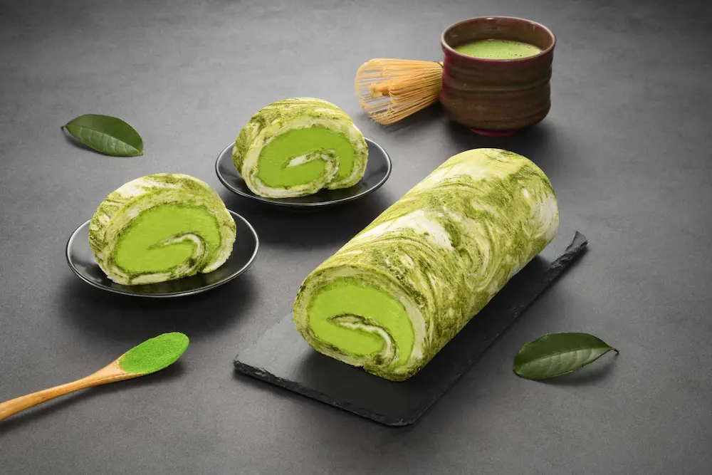 手工拉花的大理石紋如山水潑墨畫，亞尼克雪天使抹茶生乳捲，售價699元