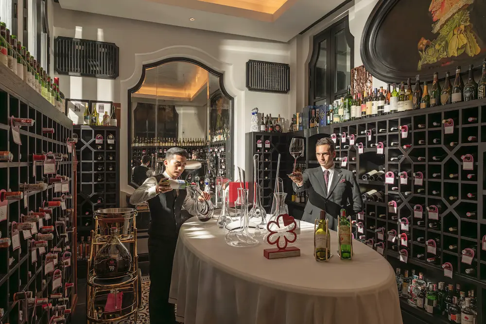 La Maison 1888 擁有一個收藏了越南最稀有酒款的酒窖，這些酒款皆由專業侍酒師親手精選，自 2018 年起，該餐廳每年均榮獲《Wine Spectator》頒發的「卓越大獎」