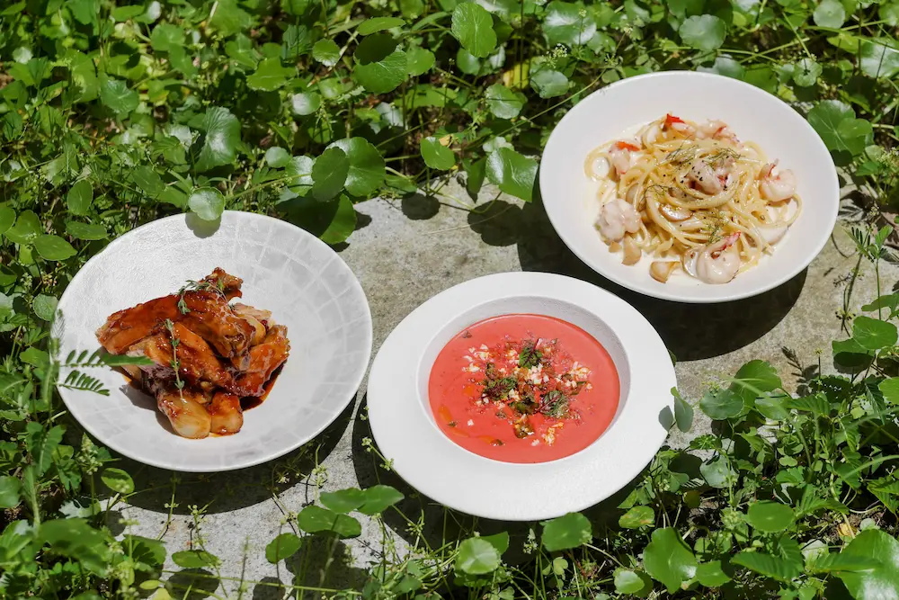 ORIGEN純正西班牙餐廳_(左到右)爐烤香草豬肋、西班牙番茄冷湯、蘑菇鮮蝦義大利麵