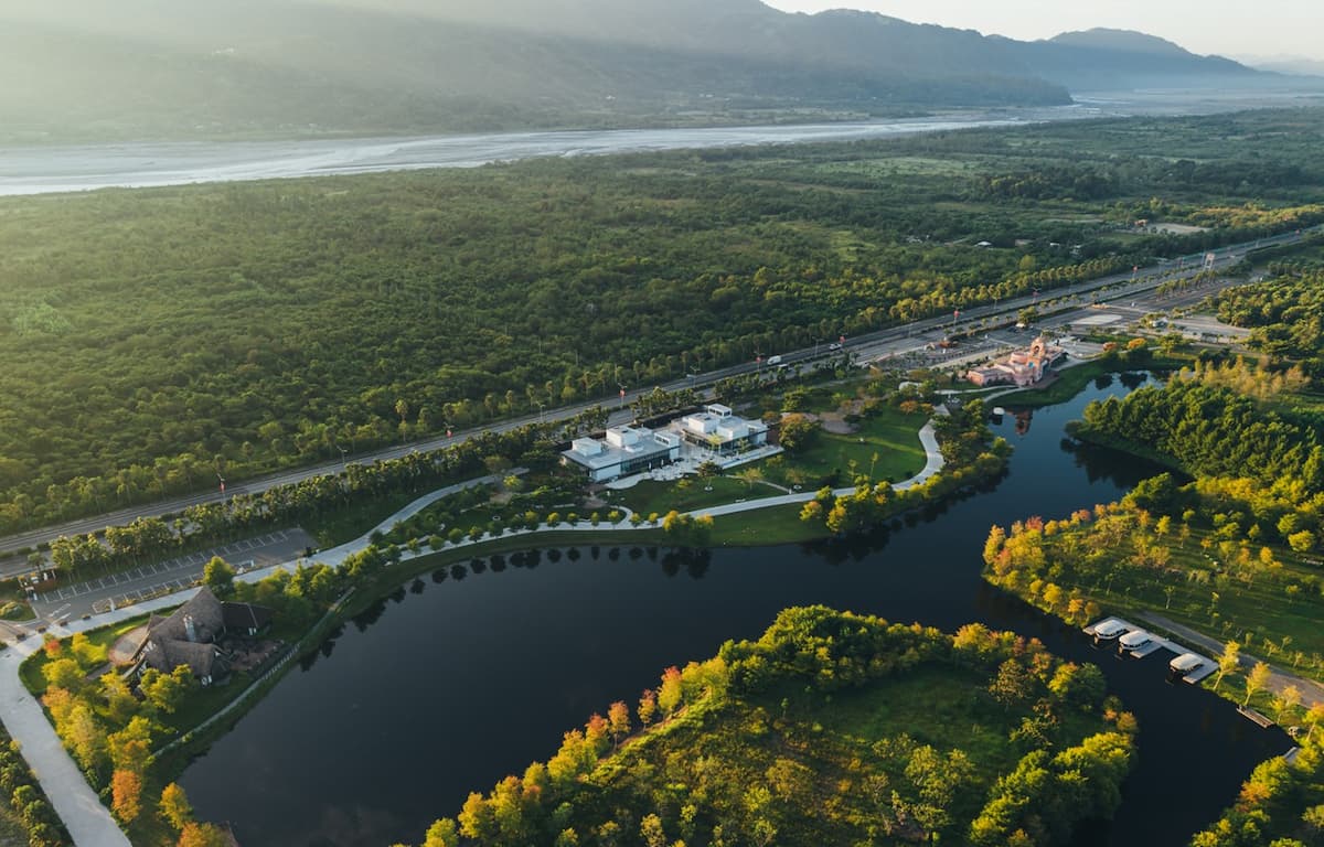 理想大地全新落成的附屬設施「理想PAARK水岸生活」，是水岸日常的感性延伸。