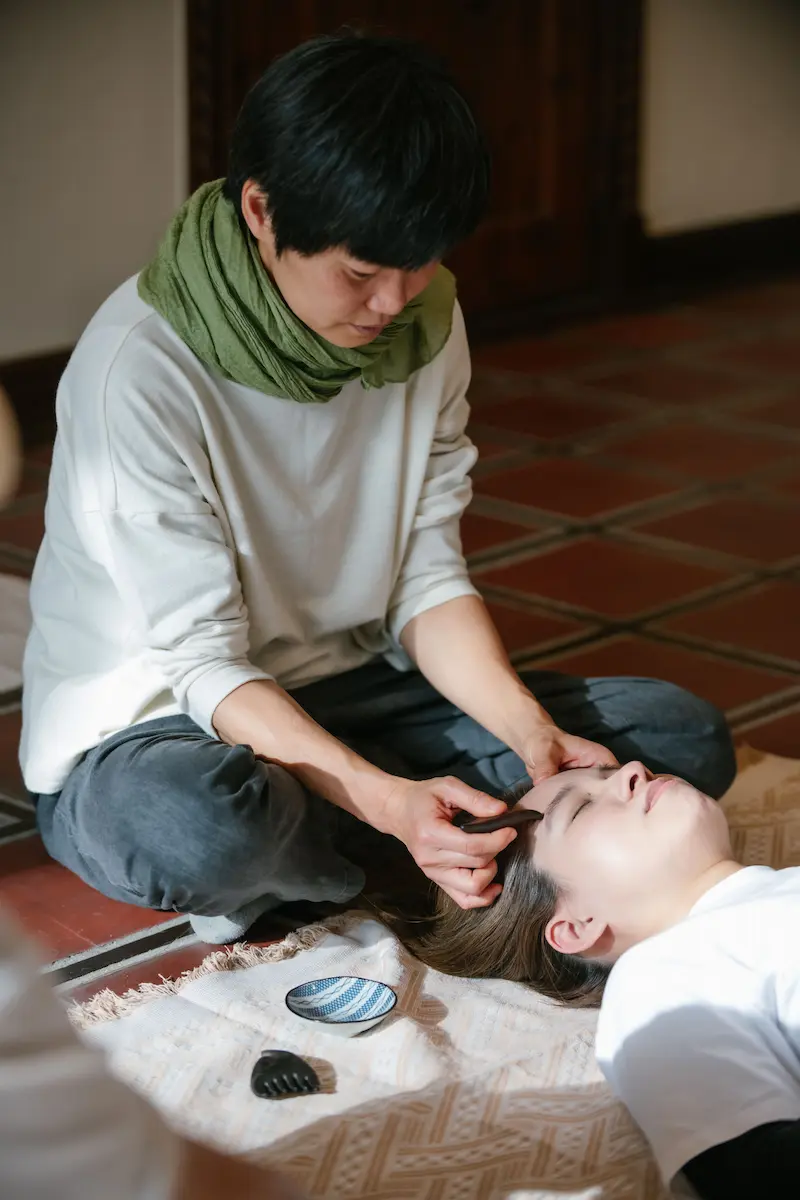 旅人將在專屬場域開啟深度的心流體驗-梳式按摩，在溫和的經絡梳理間與身體展開久違的對話。