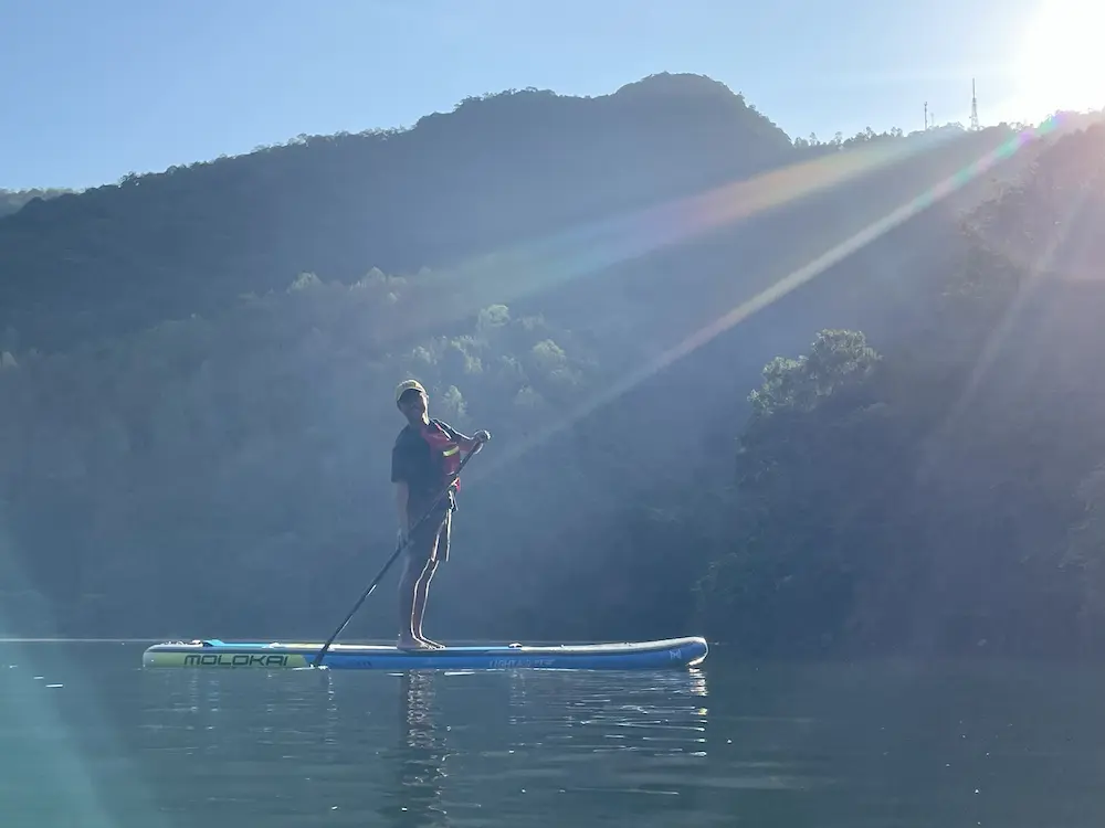由遠雄悅來大飯店極限運動團隊領軍，旅人可在鯉魚潭體驗立式滑槳SUP，欣賞湖光山色。