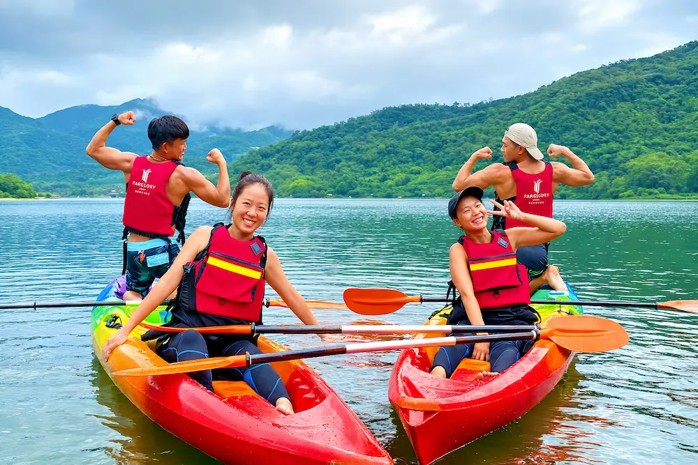遠雄悅來大飯店觀光金獎認證專業玩家，帶領旅客於潭水翠綠的鯉魚潭體驗獨木舟，飽覽湖光山色。