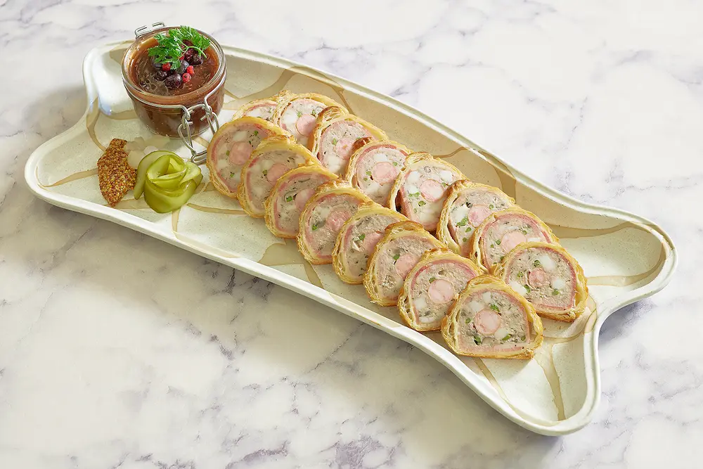 鉑麗安自助餐「歐洲經典主題自助餐」的 「法式豬肉派佐莓果醬」，酥香派皮與果醬酸甜形成細膩美味。