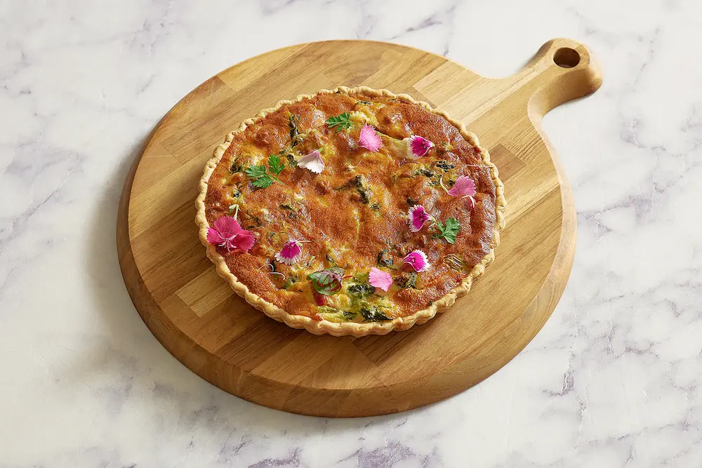 鉑麗安自助餐「歐洲經典主題自助餐」，有酥香派皮包裹培根與蛋奶餡的洛林鹹派，展現法國鄉村風味。