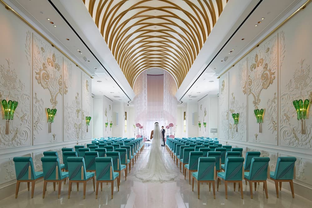 台北文華東方酒店位於八樓、專為新人舉辦婚禮儀式的「文華閣」，挑高21公尺的宏偉圓頂空間，邀愛侶們沈浸體驗執手相伴的浪漫儀式感