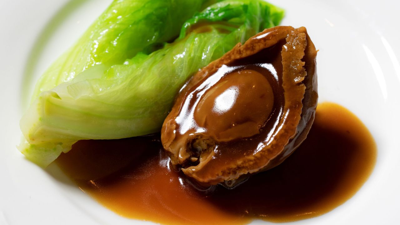 最受矚目的鎮店名菜「富臨鮑魚」，主廚嚴循「原色、原味、原形」的料理哲學，展現粵菜精湛的燉煨工藝，不僅凝聚粵菜對時間與火候的極致講究，更承載香港高級粵菜的深厚底蘊與職人精神，成為無數饕客心中無可取代的經典象徵