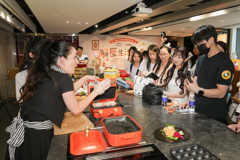 Amy 英國奶奶以 BRUNO Miffy 多功能電烤盤現場開煮，香氣四溢，來賓全程舉起手機捕捉這份美味與療癒。
