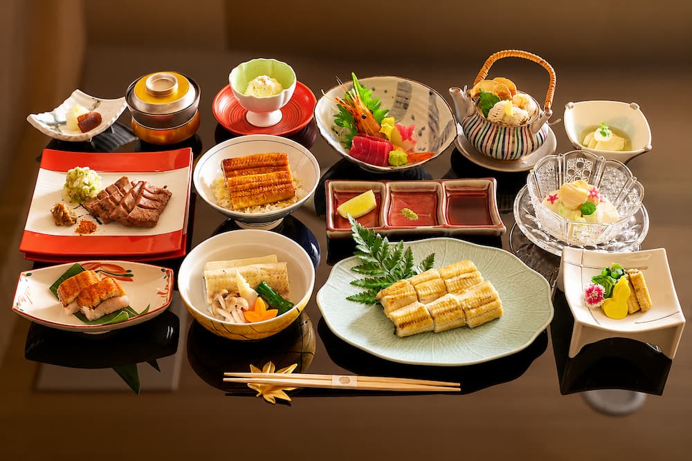 HAYASE日本料理推出夏季限定「鰻魚盡享會席」，日籍料理長郡司行雄打造11道精緻會席料理，每套售價3,800元+10_。