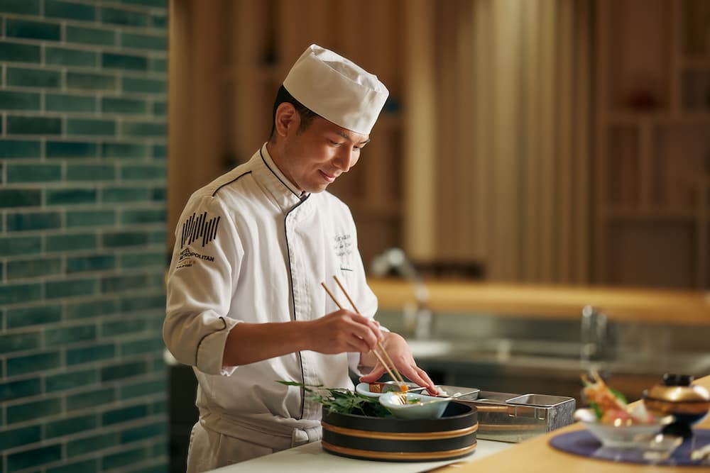 HAYASE日本料理的日籍料理長郡司行雄Yukio Gunji以近三十年的料理歷練，透過會席料理的手法，展現鰻魚的多重面貌。