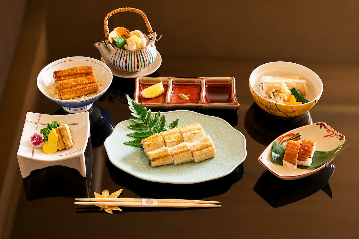 HAYASE日本料理的「鰻魚盡享會席」透過燒、蒸、壽司、炊飯等多元技法呈現鰻魚本身細緻油脂與鮮甜風味。