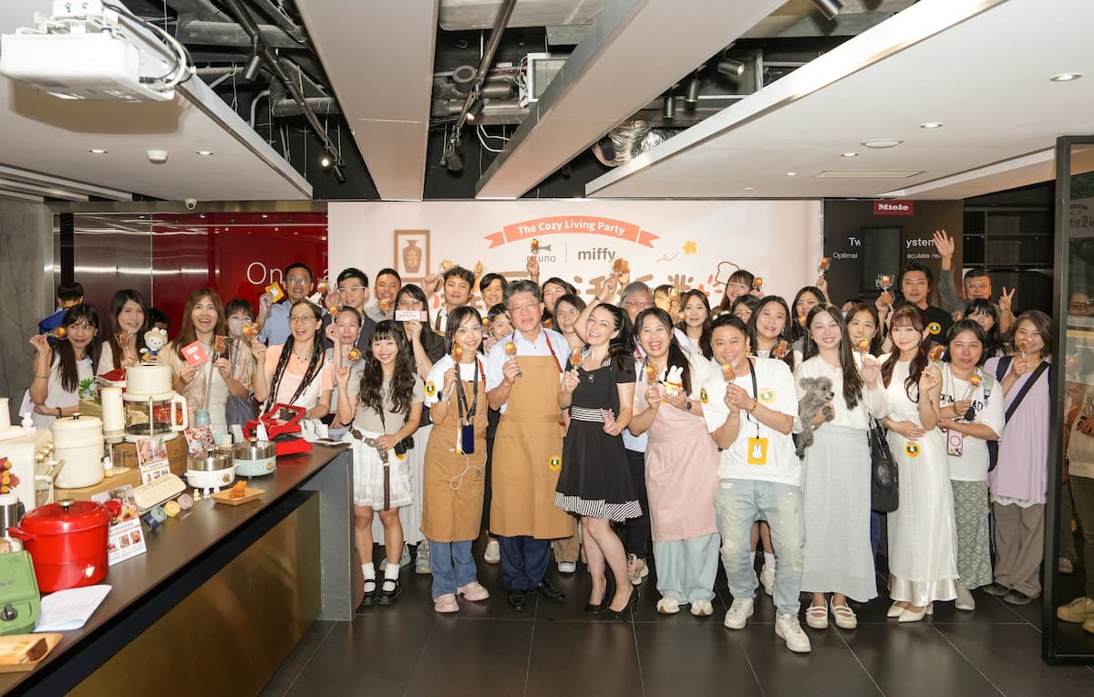 「BRUNO _ Miffy 解壓生活派對」全場大合照！貴賓與來賓人手一支 Miffy 雞蛋糕，為這場療癒滿分的午後留下完美定格。