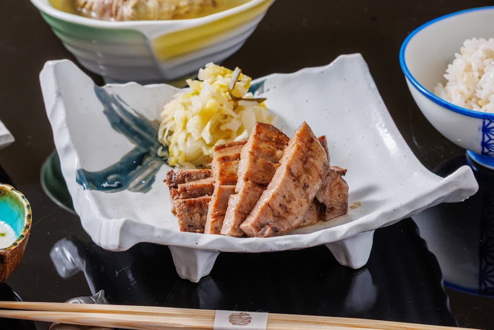 「鰻魚盡享會席」的主菜除了「鰻魚白燒」亦可選擇「厚切牛舌」，經熟成後炭火燒烤，外層焦香、內裡柔嫩，展現仙台牛舌料理經典魅力。