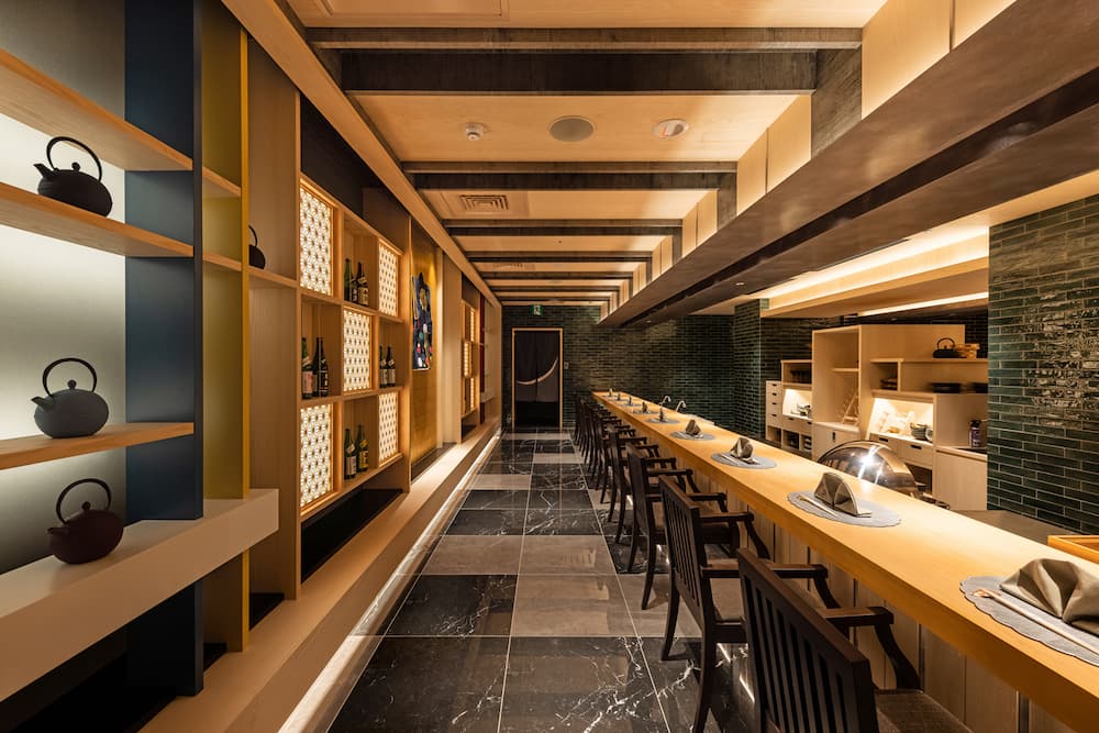 割烹用餐區可近距離與主廚團隊互動，在用餐的同時可一面欣賞如藝術般的廚藝技巧。