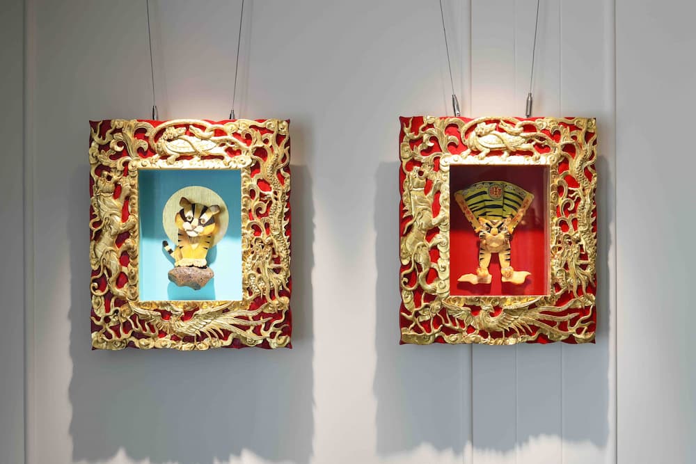 黃憶人 ╳ 慕舍《AMBER BOY 的異想世界》琥珀藝術個展—慕舍6F作品-虎爺系列左至右「乖虎」及「虎爺」