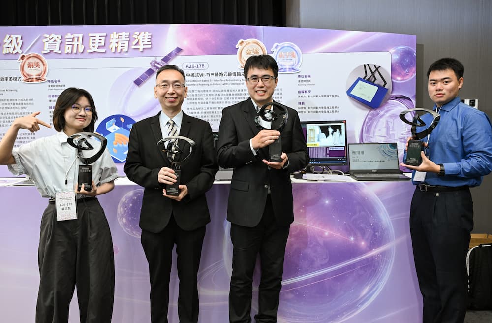 應用組金獎暨新手獎彰化師範大學團隊展示可用於智慧工廠的「中控式Wi-Fi三鏈路冗餘傳輸之無縫漫遊策略」作品。