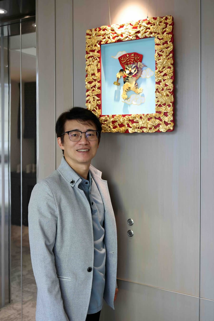 黃憶人 ╳ 慕舍《AMBER BOY 的異想世界》—臺灣琥珀藝術家黃憶人與作品「雷虎」合影
