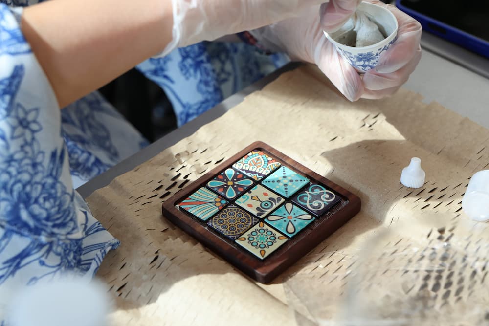「花磚杯墊手作體驗」，沉浸西班牙磁磚藝術文化堆疊，更以「觸覺」釋放城市中繁忙的生活節奏。